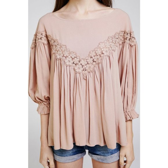 NEW Latte Mauve Shirred Floral Crochet Lace Inset Flowy Ruffle Boho Blouse Top M - Picture 3 of 9